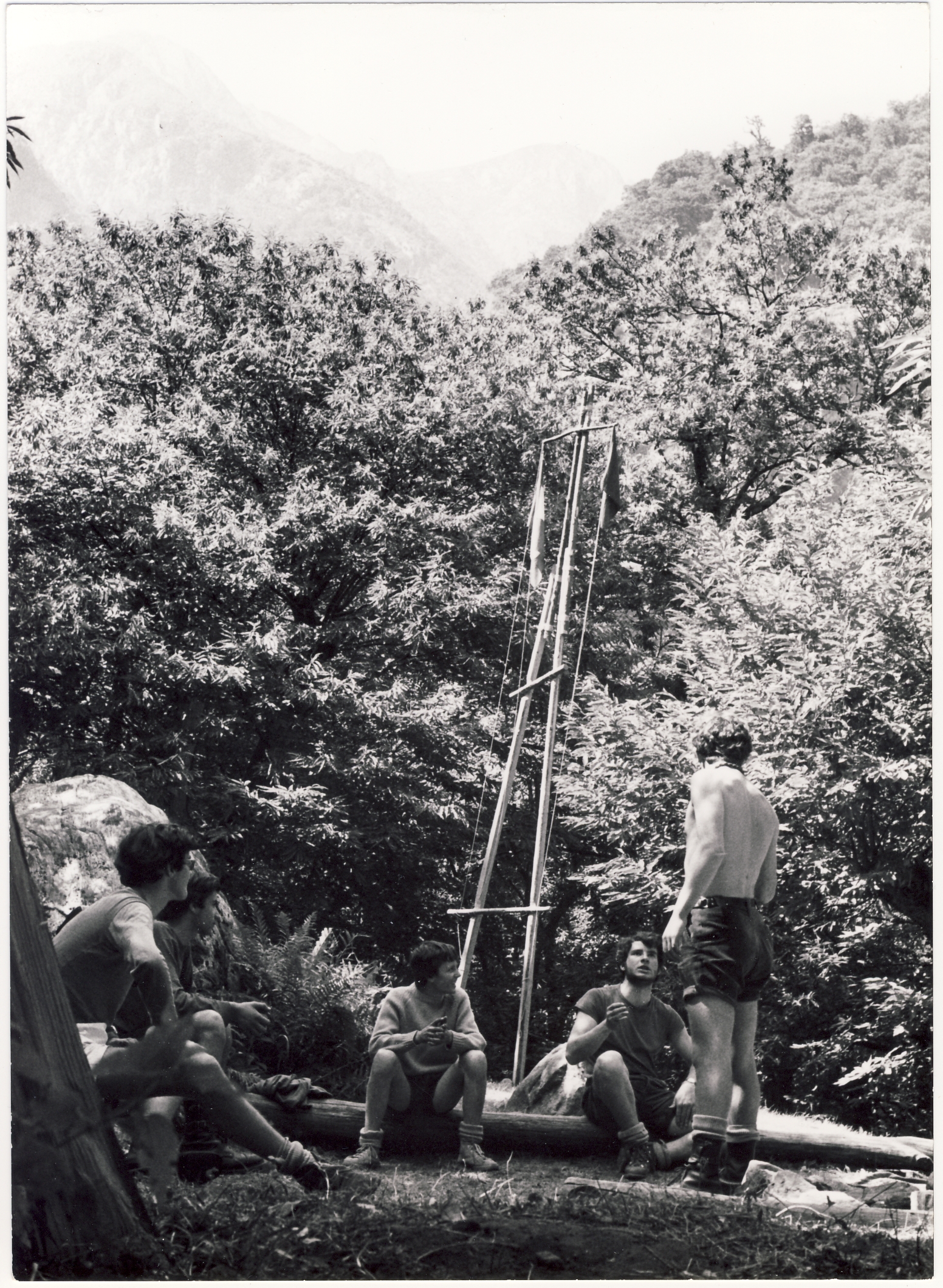 19 luglio 1970: Campo Estivo del Riparto Como 3 a Dangri nella Valle Del Liro, sulla strada per il lago Darengo. Il caporiparto in piedi arringa l'alta squadriglia seduta. Da sinistra a destra: Sergio Volani, Elio Musso, Cesare Ceriani, Lucio Turconi, Ettore Bustaffa